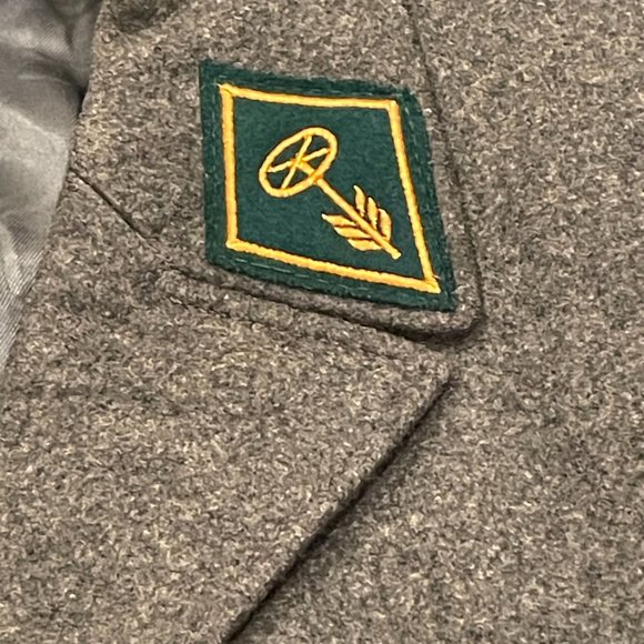 Vintage Gray Blazer with Green Accents - Picture 7 of 10